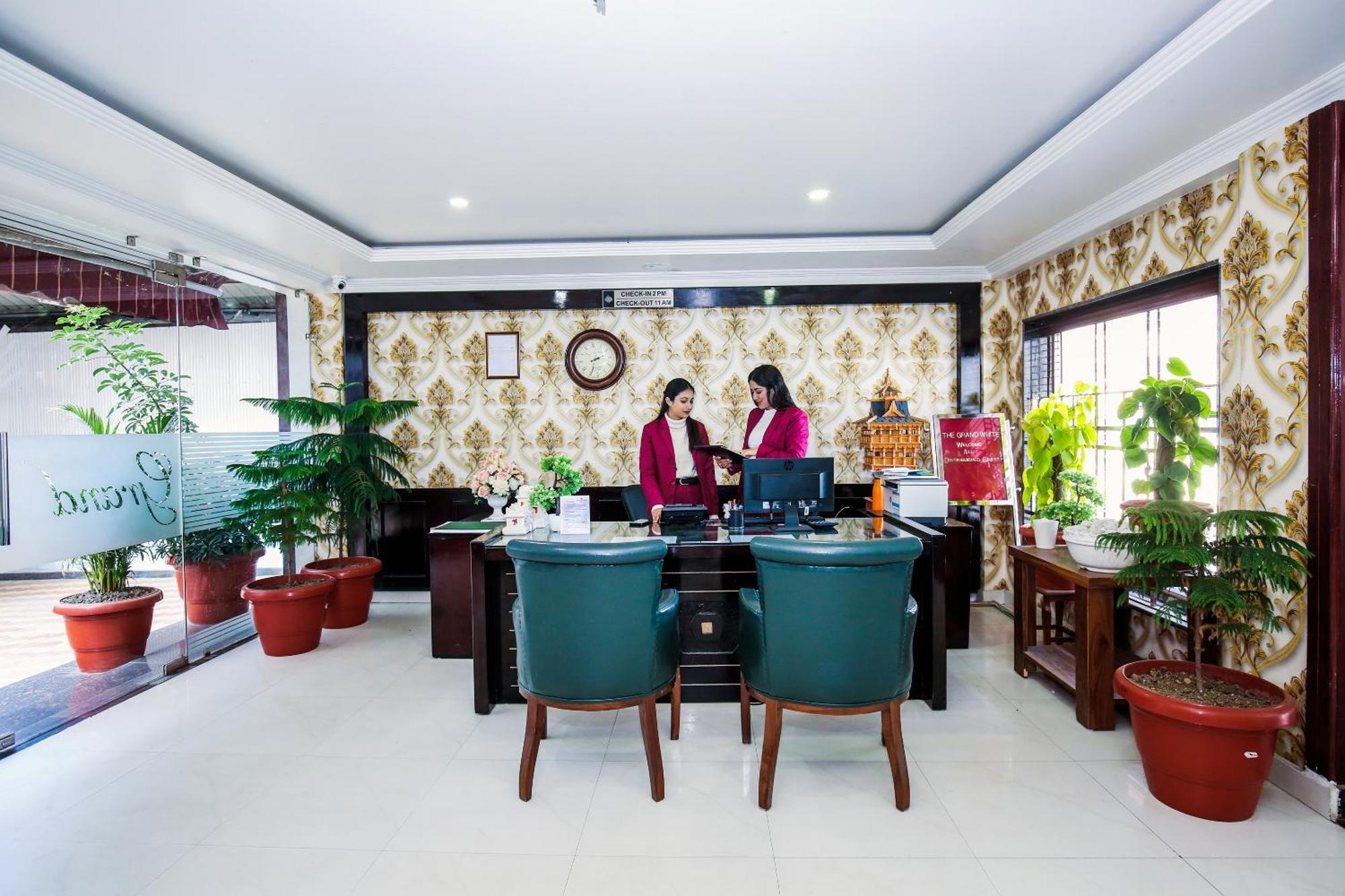 Hotel White Grand Shimla - In City Centre - A Centrally Ac Hotel Zewnętrze zdjęcie